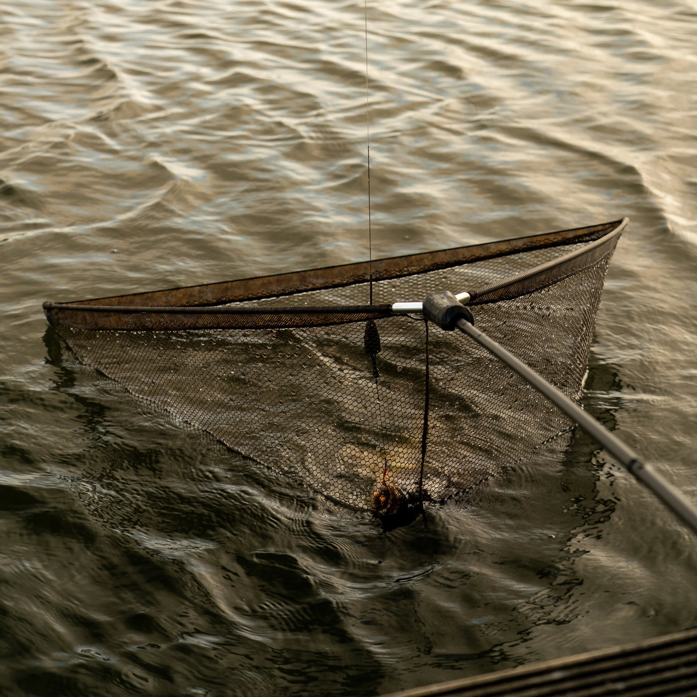 OMC ONE MORE CAST BLACK PEARL LANDING NET 42 CAMO MESH